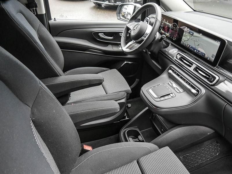Gebraucht Mercedes V220 Style 163 PS (119 kW) 2024 Silber Van / Kleinbus