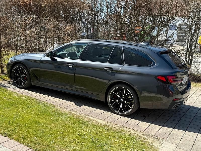 Grau Gebraucht 2023 BMW 540 M Sport Kombi | 65.000 € - Bild 1/4
