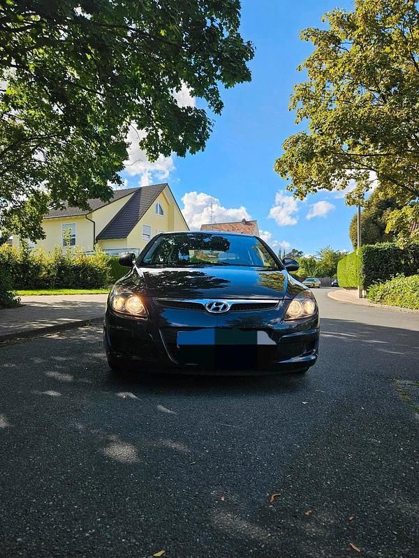Schwarz Gebraucht 2010 Hyundai i30 Limousine | 2.000 € - Bild 1/4