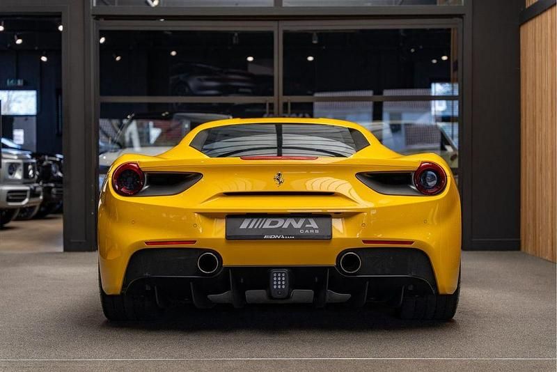 Second-hand Ferrari 488 672 CP (494 kW) 2018 Galben Coupe