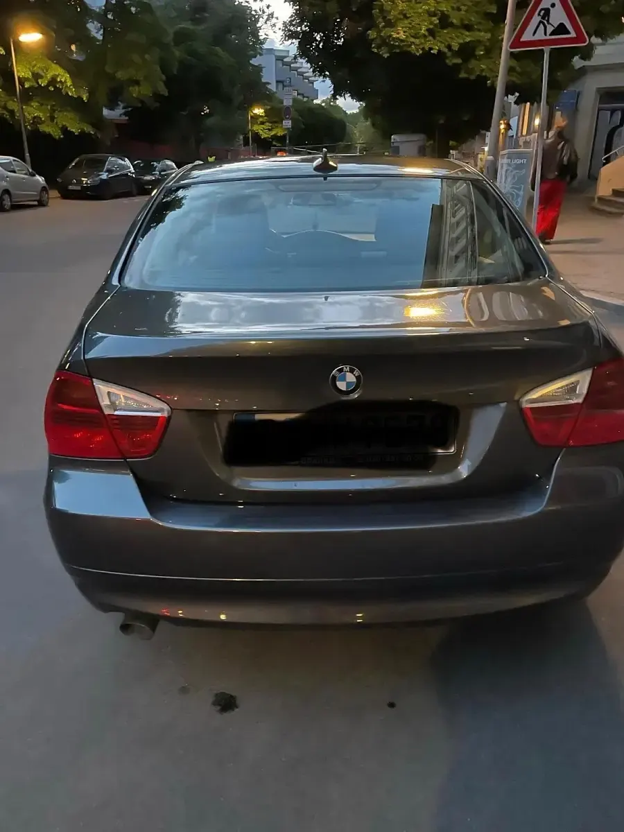 Gebraucht BMW 320 163 PS (119 kW) 2007 Grau Limousine