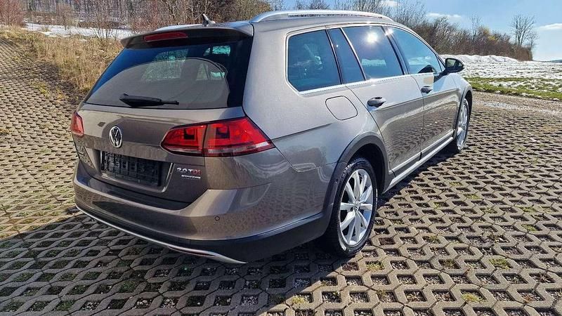 Gebraucht VW Golf Alltrack 184 PS (135 kW) 2015 Limestone grey metallic Kombi
