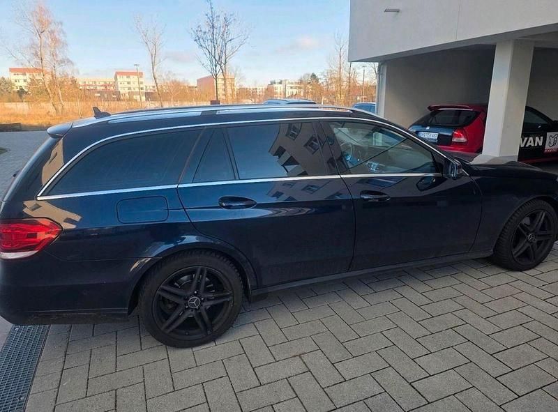 Gebraucht Mercedes E300 231 PS (169 kW) 2015 Blau Kombi