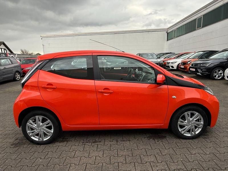 Gebraucht Toyota Aygo X-play 69 PS (50 kW) 2015 Orange Kleinwagen