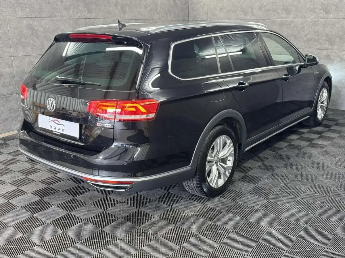 Gebraucht VW Passat Alltrack 220 PS (161 kW) 2018 Deep black perleffekt Kombi