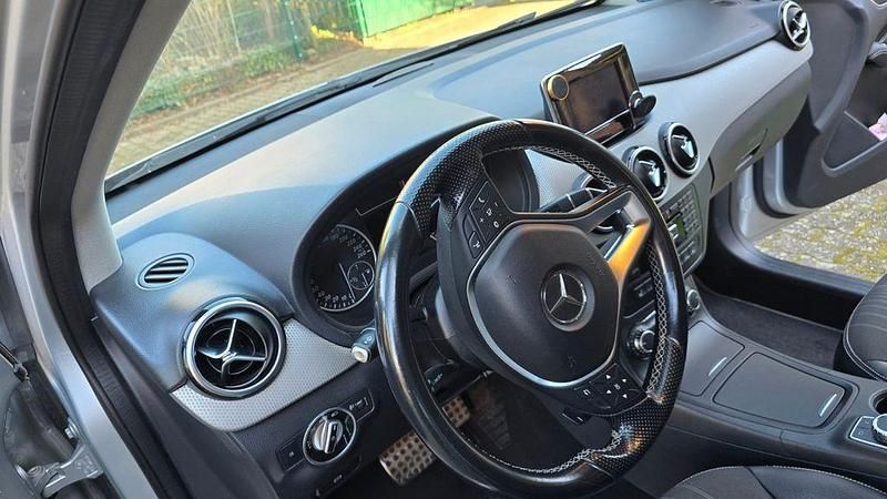 Gebraucht Mercedes B200 156 PS (114 kW) 2014 Grau Van / Kleinbus