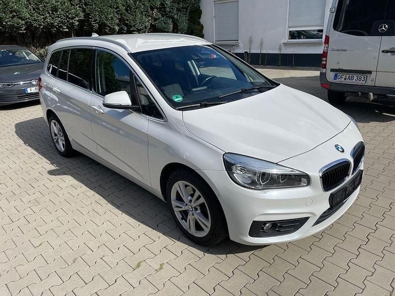 Weiß Gebraucht 2017 BMW 220 Gran Tourer Advantage Van / Kleinbus | 15.900 € (Guter Preis) - Bild 1/4