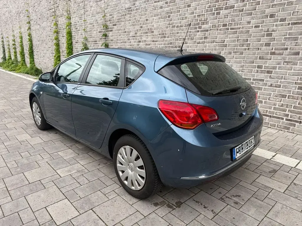 Używany Opel Astra Selection 87 KM (63 kW) 2012 Niebieski Sedan/Limuzyna