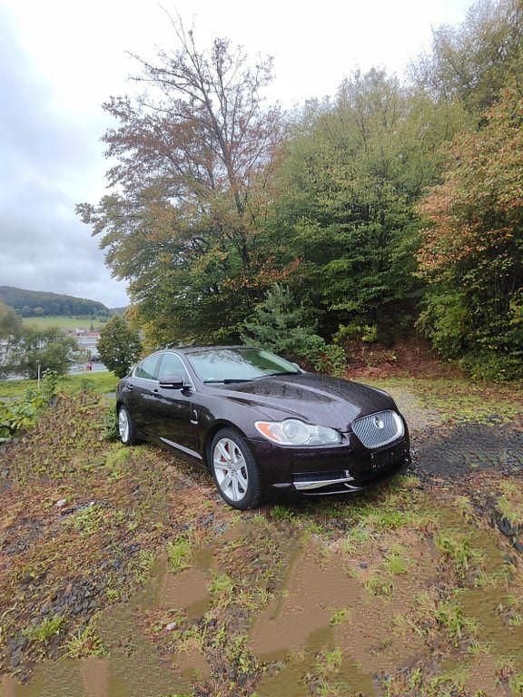 Rot Gebraucht 2010 Jaguar XF Luxury Limousine | 7.600 € (Guter Preis) - Bild 1/4