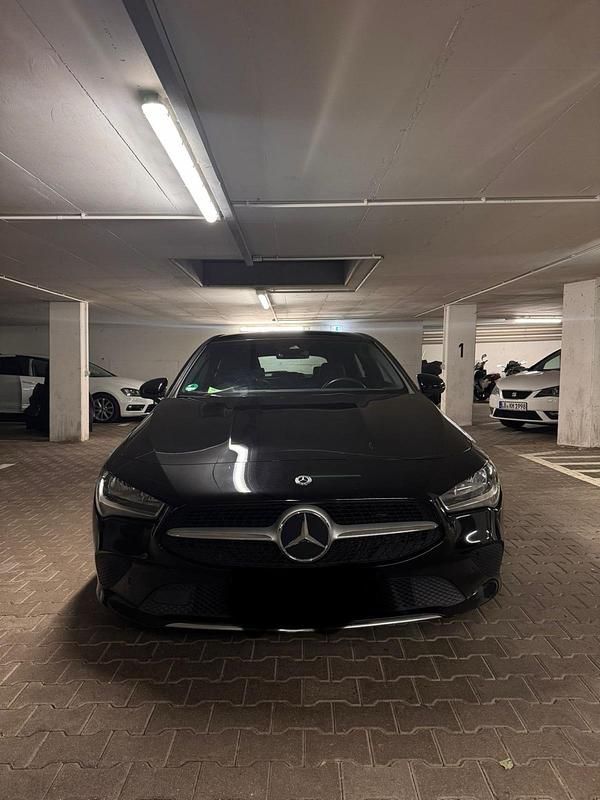 Schwarz Gebraucht 2019 Mercedes CLA200 Shooting Brake Kombi | 22.900 € - Bild 1/4