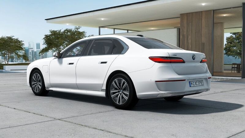 Gebraucht BMW 750e 489 PS (359 kW) 2024 Alpinweiß uni Limousine