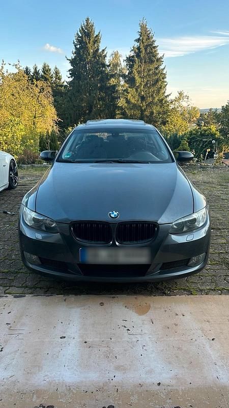 Grau Gebraucht 2007 BMW 320 Coupé | 5.499 € (Fairer Preis) - Bild 1/4