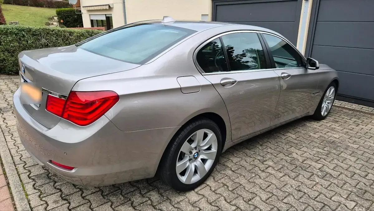Gebraucht BMW 730 245 PS (180 kW) 2009 Silber Limousine