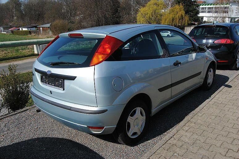 Gebraucht Ford Focus Trend 101 PS (74 kW) 2002 Silber Limousine