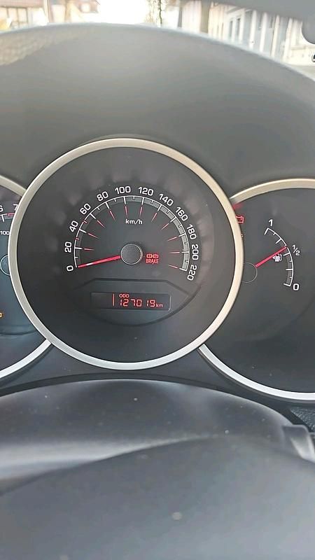 Gebraucht Kia Venga 128 PS (94 kW) 2012 Schwarz Kleinwagen