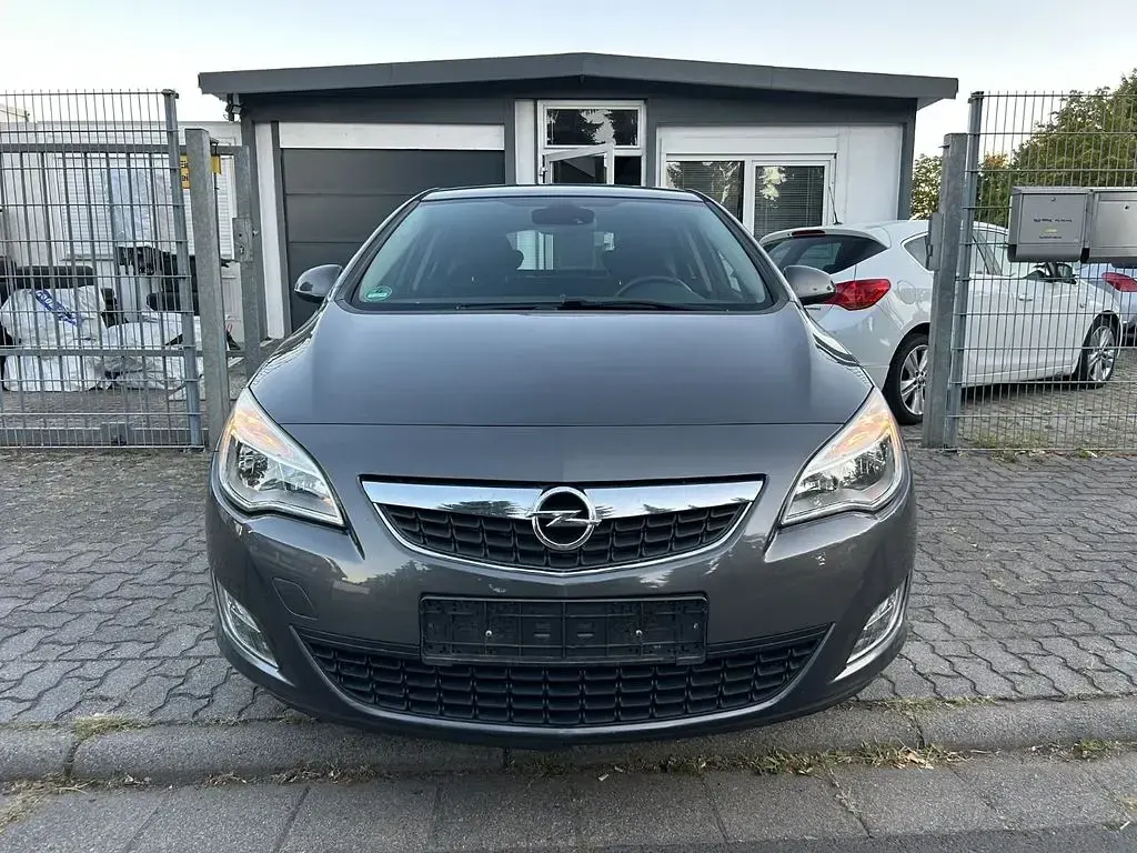 Gebraucht Opel Astra Edition 140 PS (102 kW) 2011 Grau Limousine