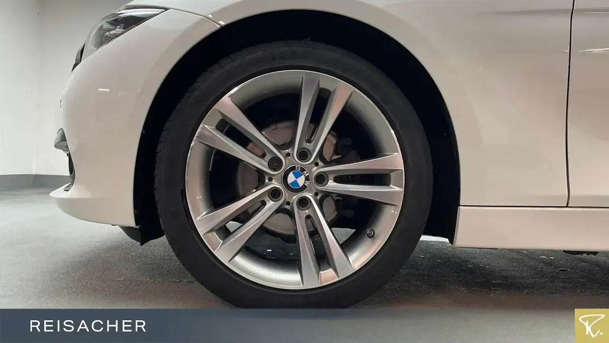 Gebraucht BMW 320 184 PS (135 kW) 2019 Weiß Limousine