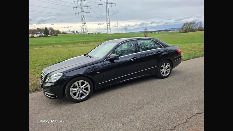 Gebraucht Mercedes E220 Avantgarde 170 PS (125 kW) 2010 Schwarz Limousine