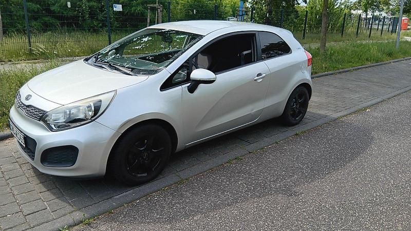 Silber Gebraucht 2013 Kia Rio Kleinwagen | 4.300 € (Fairer Preis) - Bild 1/4