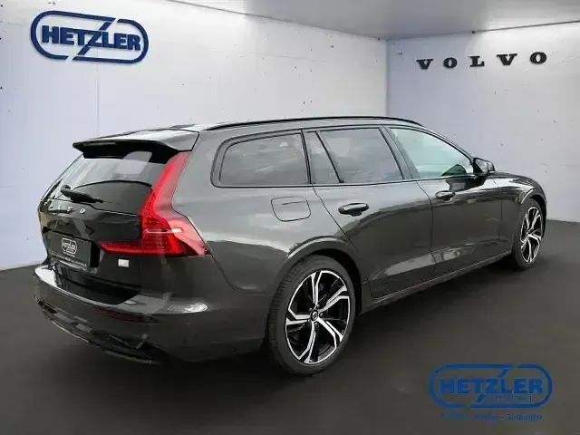 Gebraucht Volvo V60 Plus 398 PS (292 kW) 2023 Platinum grey / metallic Kombi