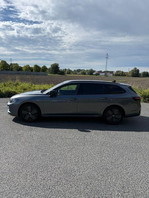 Gebraucht VW Passat R-line 272 PS (200 kW) 2024 Grau Kombi