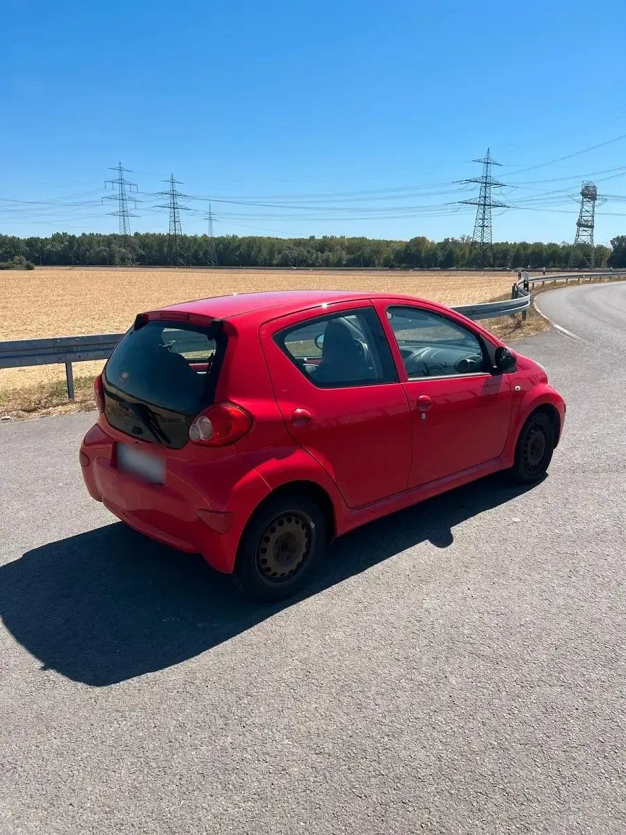Gebraucht Toyota Aygo 68 PS (50 kW) 2005 Rot Kleinwagen