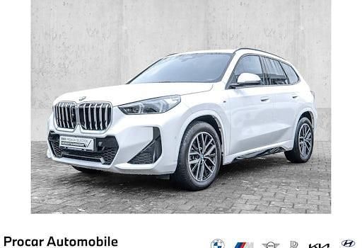 Weiß Gebraucht 2024 BMW X1 Luxury Line SUV | 35.495 € (Superpreis) - Bild 1/4