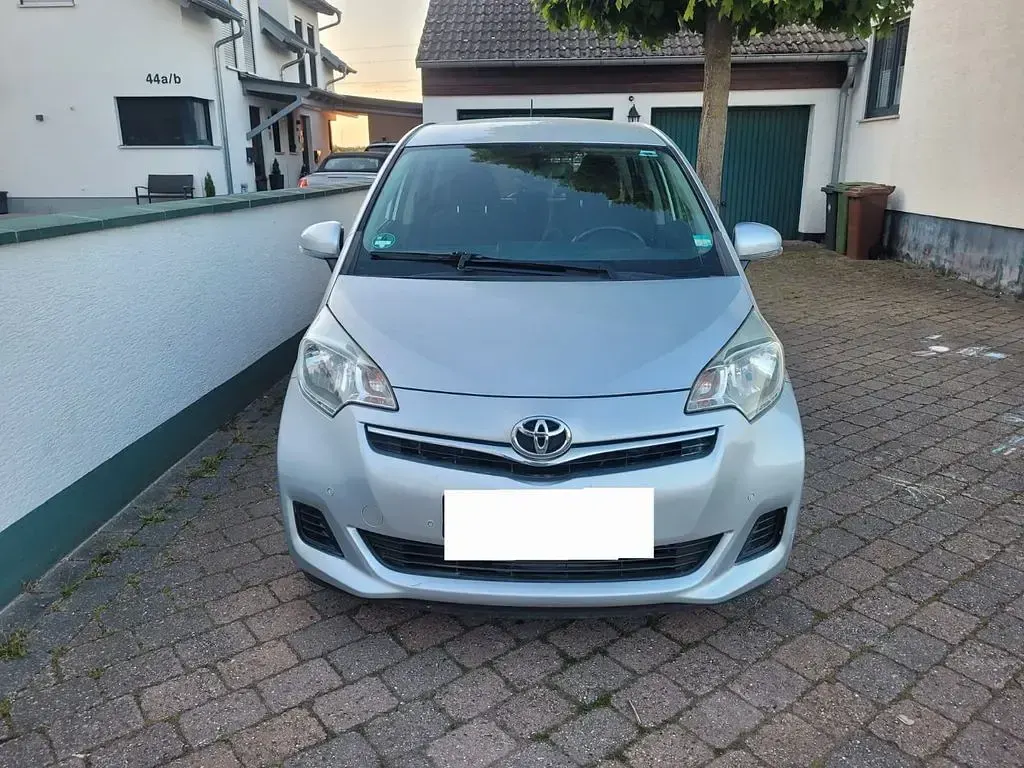 Gebraucht Toyota Verso-S 99 PS (72 kW) 2011 Silber Van / Kleinbus