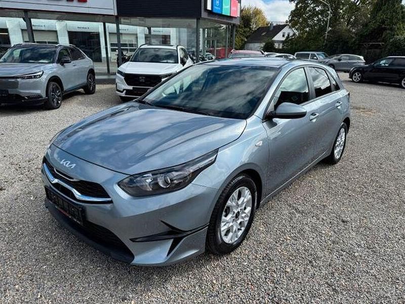 Grau Gebraucht 2025 Kia Ceed Limousine | 19.990 € (Superpreis) - Bild 1/4
