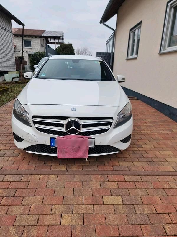 Gebraucht Mercedes A180 122 PS (89 kW) 2013 Weiß Kleinwagen