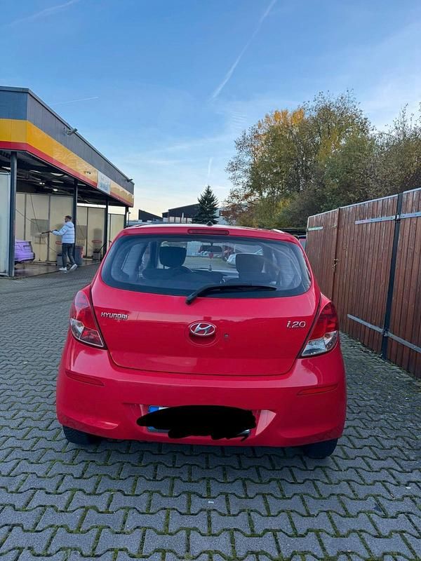 Gebraucht Hyundai i20 Trend 90 PS (66 kW) 2013 Rot Kleinwagen