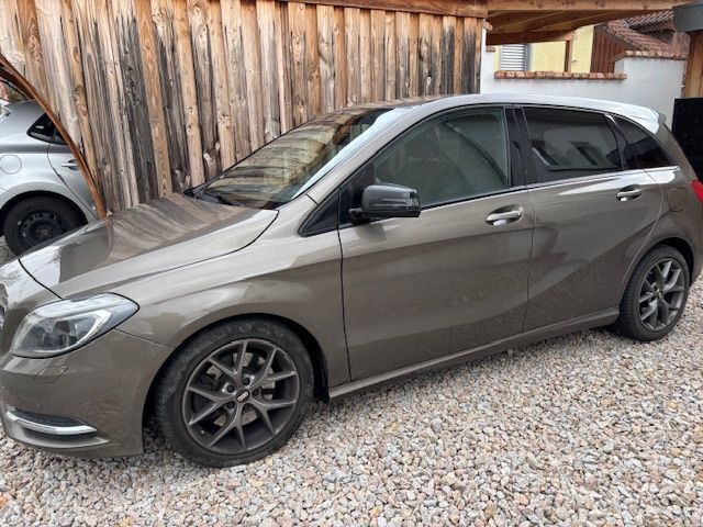 Braun Gebraucht 2013 Mercedes B250 Van / Kleinbus | 15.000 € (Fairer Preis) - Bild 1/2
