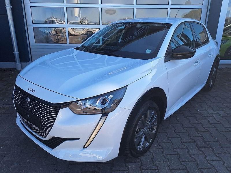 Weiß Gebraucht 2023 Peugeot e-208 Allure Kleinwagen | 21.990 € (Fairer Preis) - Bild 1/4
