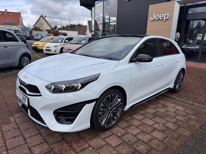 Weiß Neu 2025 Kia Ceed Limousine | 33.980 € - Bild 1/4