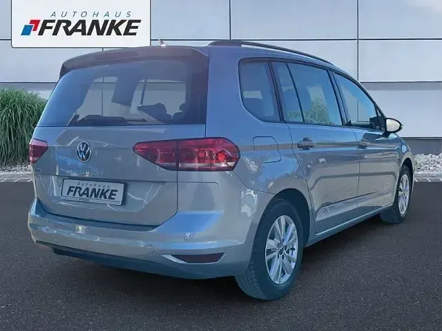 Gebraucht VW Touran Comfortline 150 PS (110 kW) 2024 Silber Van / Kleinbus