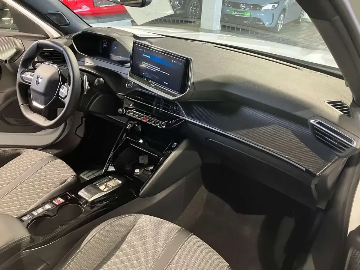 Neu Peugeot 2008 136 PS (100 kW) 2025 Weiss SUV