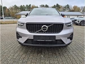 Neu Volvo XC40 Plus 163 PS (119 kW) 2025 Silber (aurora silver metallic) SUV