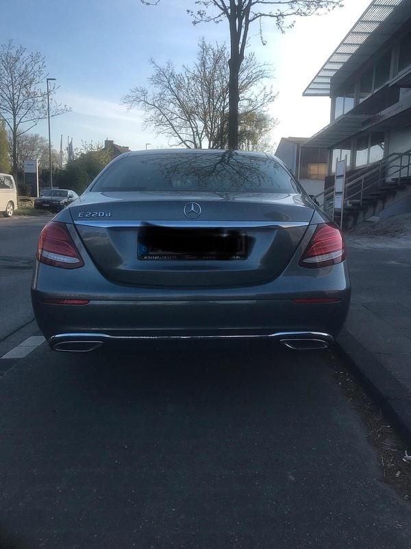 Usado Mercedes E220 Avantgarde 194 CV (142 kW) 2016 Gris Berlina