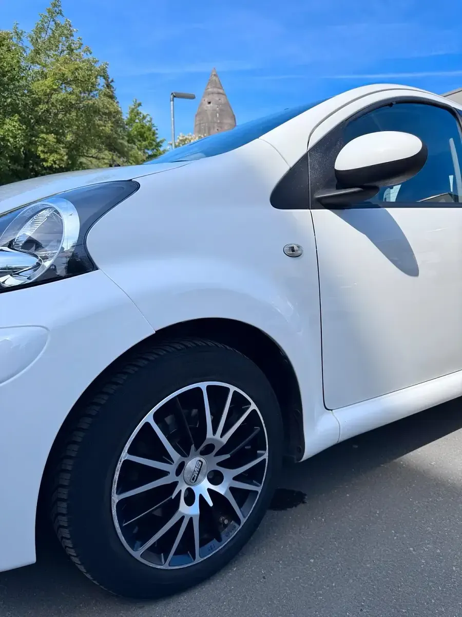 Gebraucht Toyota Aygo 68 PS (50 kW) 2013 Weiß Kleinwagen