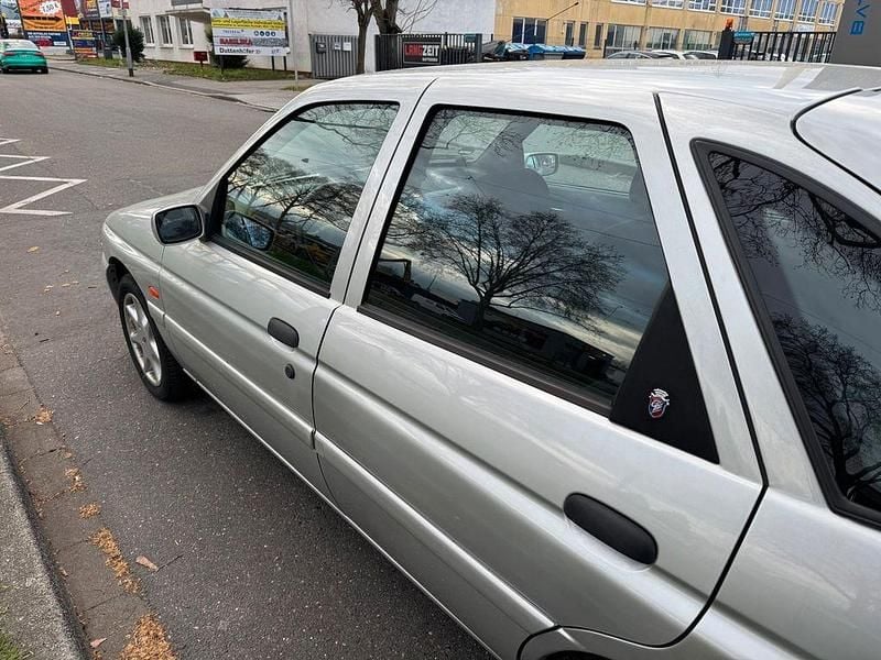 Gebraucht Ford Escort Ghia 90 PS (66 kW) 1998 Silber Limousine