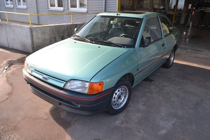 Grün Gebraucht 1991 Ford Escort Limousine | 1.350 € - Bild 1/4