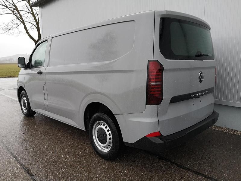 Neu VW T6.1 100 kW (136 PS) 2026 Stone grey Van
