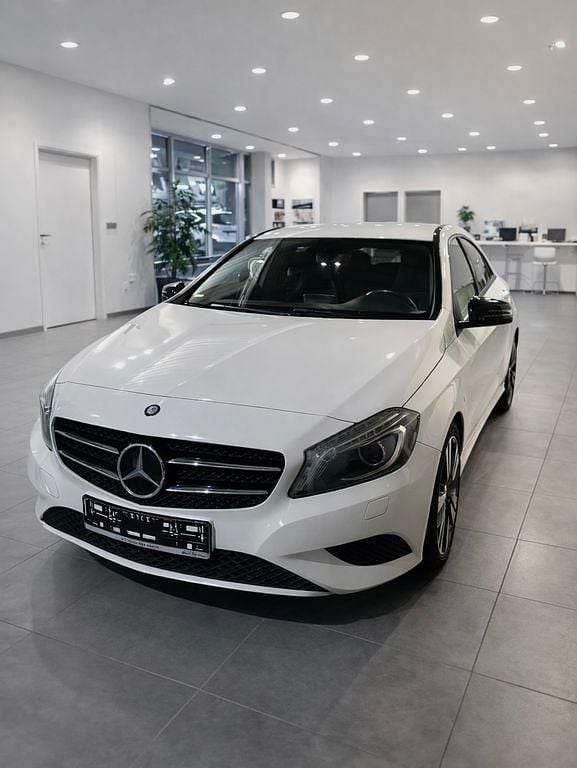 Weiß Gebraucht 2018 Mercedes A180 Edition Limousine | 9.350 € (Guter Preis) - Bild 1/4