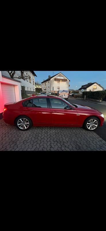 Gebraucht BMW 320 184 PS (135 kW) 2014 Rot Limousine
