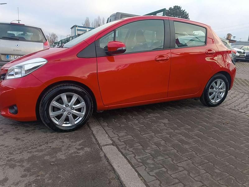 Gebraucht Toyota Yaris Cool 69 PS (50 kW) 2013 Super red 5 Kleinwagen