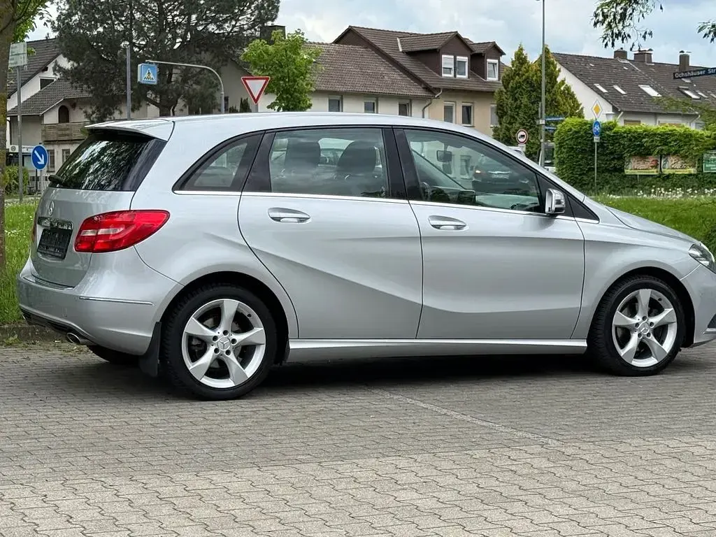 Gebraucht Mercedes B200 136 PS (100 kW) 2013 Silber Van / Kleinbus