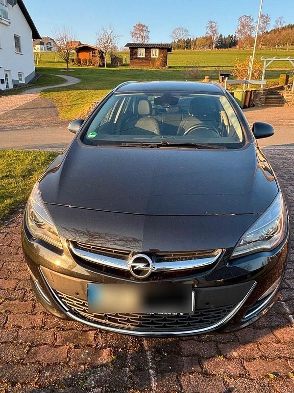 Gebraucht Opel Astra Edition 120 PS (88 kW) 2014 Schwarz Kombi