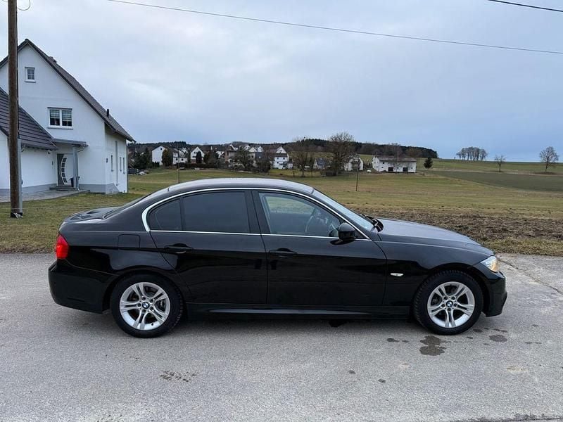 Gebraucht BMW 318 Comfort Edition 143 PS (105 kW) 2011 Schwarz Limousine