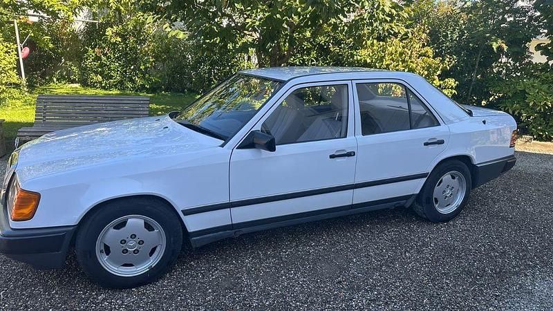 Weiß Gebraucht 1988 Mercedes 230 Limousine | 7.000 € - Bild 1/4