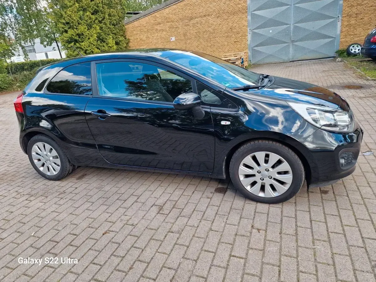 Gebraucht Kia Rio FIFA World Cup Edition 109 PS (80 kW) 2014 Schwarz Limousine